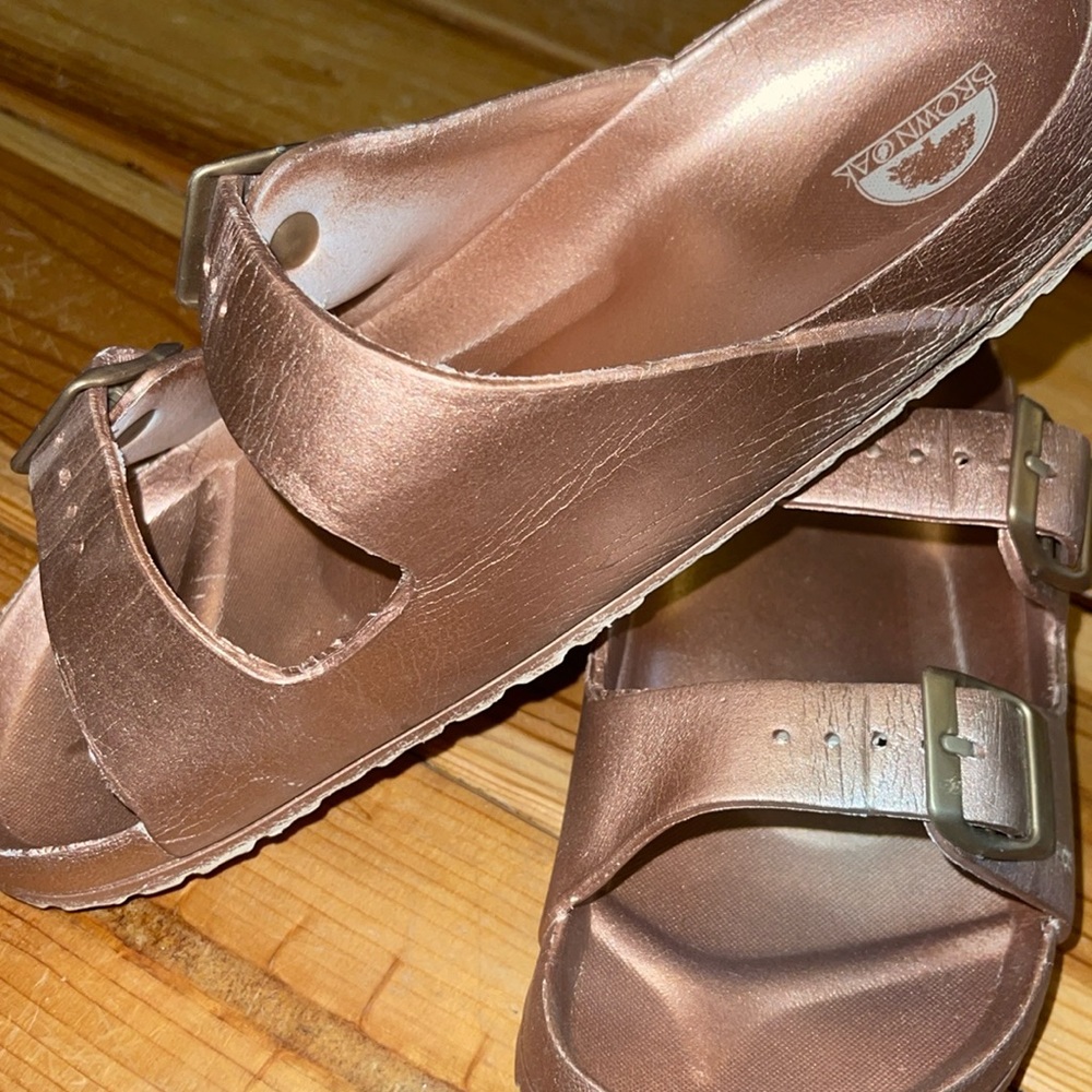 🌟🌟Rose Gold Metallic Sandals. brown oak. Size 9